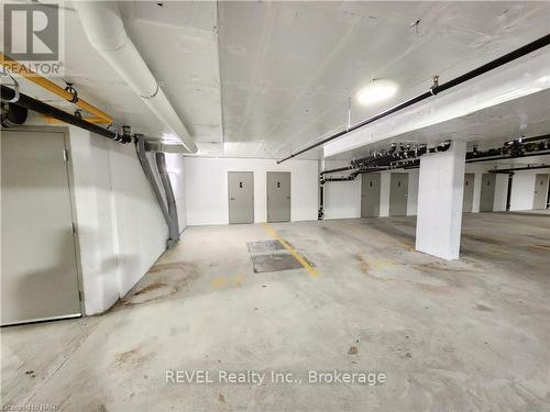 413 - 118 Summersides Boulevard, Pelham (662 - Fonthill), ON - Indoor Photo Showing Garage