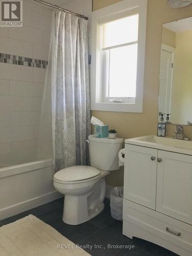 410 Lakewood Avenue, Fort Erie (337 - Crystal Beach), ON - Indoor Photo Showing Bathroom