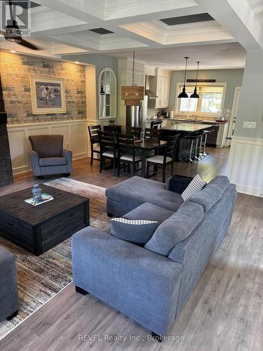 410 Lakewood Avenue, Fort Erie (337 - Crystal Beach), ON - Indoor Photo Showing Living Room