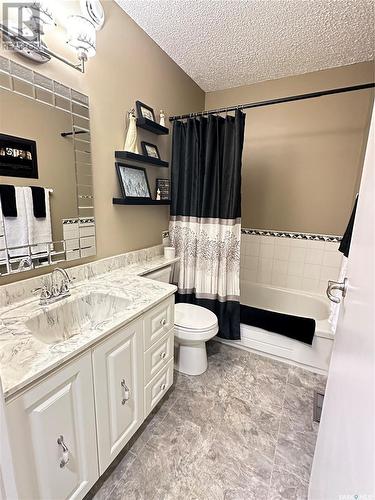 744 Washington Drive, Weyburn, SK - Indoor Photo Showing Bathroom