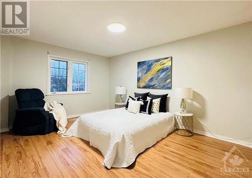 386 Wisteria Crescent, Ottawa, ON - Indoor Photo Showing Bedroom