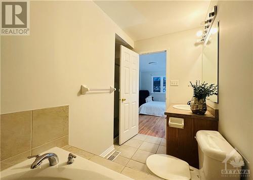 386 Wisteria Crescent, Ottawa, ON - Indoor Photo Showing Bathroom