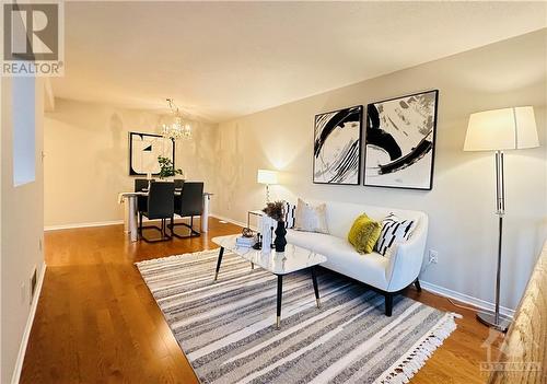 386 Wisteria Crescent, Ottawa, ON - Indoor Photo Showing Living Room