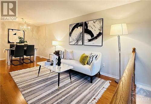 386 Wisteria Crescent, Ottawa, ON - Indoor Photo Showing Living Room