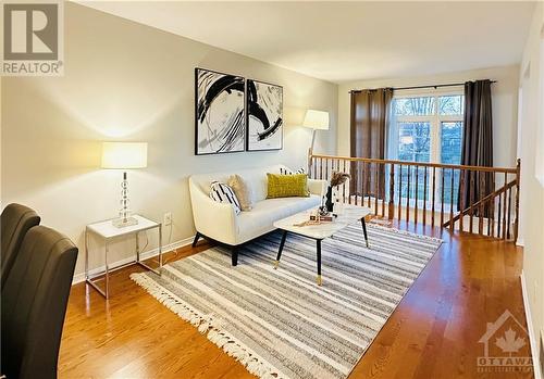 386 Wisteria Crescent, Ottawa, ON - Indoor Photo Showing Living Room