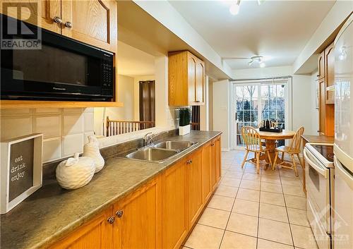 386 Wisteria Crescent, Ottawa, ON - Indoor Photo Showing Kitchen With Double Sink