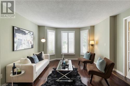 11 Waterford Crescent, Hamilton, ON - Indoor Photo Showing Living Room