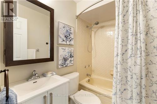 11 Waterford Crescent, Hamilton, ON - Indoor Photo Showing Bathroom