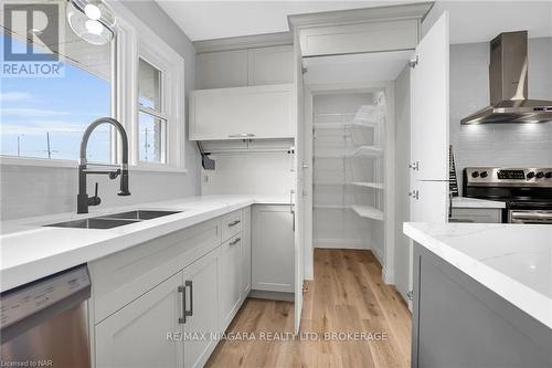 557 Walden Boulevard, Fort Erie (333 - Lakeshore), ON - Indoor Photo Showing Kitchen With Double Sink With Upgraded Kitchen