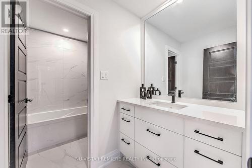 2086 Saddlerock Avenue, London, ON - Indoor Photo Showing Bathroom