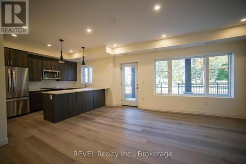 109 - 123 Lincoln Street, Welland (772 - Broadway), ON - Indoor Photo Showing Kitchen With Stainless Steel Kitchen With Upgraded Kitchen