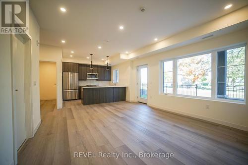 109 - 123 Lincoln Street, Welland (772 - Broadway), ON - Indoor Photo Showing Kitchen