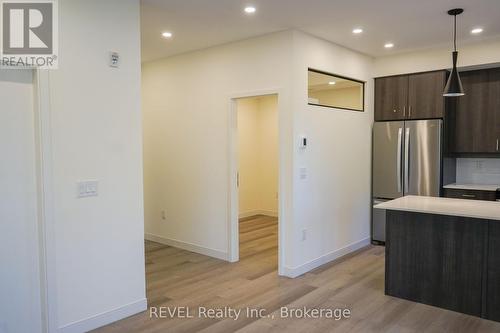 109 - 123 Lincoln Street, Welland (772 - Broadway), ON - Indoor Photo Showing Kitchen