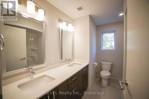 109 - 123 Lincoln Street, Welland (772 - Broadway), ON - Indoor Photo Showing Bathroom