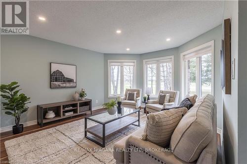 2035 Fourth Avenue, Lincoln (980 - Lincoln-Jordan/Vineland), ON - Indoor Photo Showing Living Room