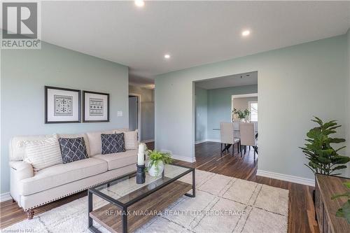 2035 Fourth Avenue, Lincoln (980 - Lincoln-Jordan/Vineland), ON - Indoor Photo Showing Living Room