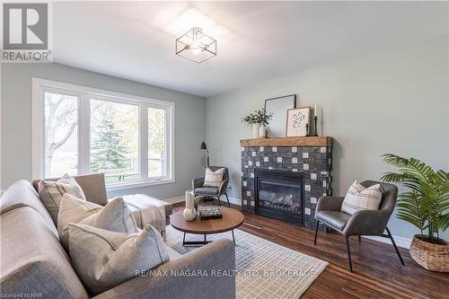 2035 Fourth Avenue, Lincoln (980 - Lincoln-Jordan/Vineland), ON - Indoor Photo Showing Living Room With Fireplace