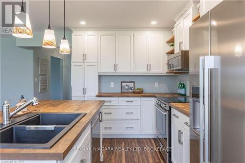 2035 Fourth Avenue, Lincoln (980 - Lincoln-Jordan/Vineland), ON - Indoor Photo Showing Kitchen With Double Sink With Upgraded Kitchen