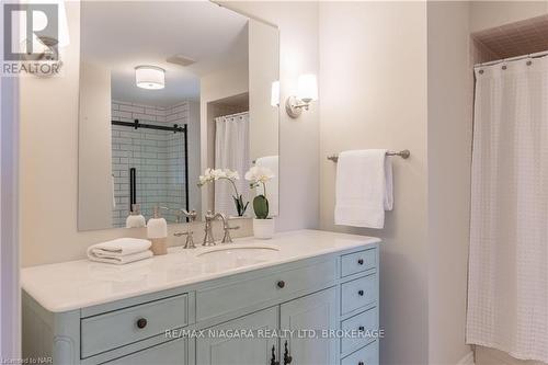 2035 Fourth Avenue, Lincoln (980 - Lincoln-Jordan/Vineland), ON - Indoor Photo Showing Bathroom