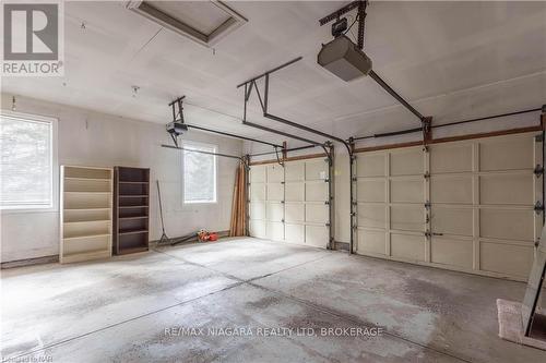 2035 Fourth Avenue, Lincoln (980 - Lincoln-Jordan/Vineland), ON - Indoor Photo Showing Garage