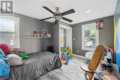 6423 Barker Street, Niagara Falls (216 - Dorchester), ON - Indoor Photo Showing Bedroom