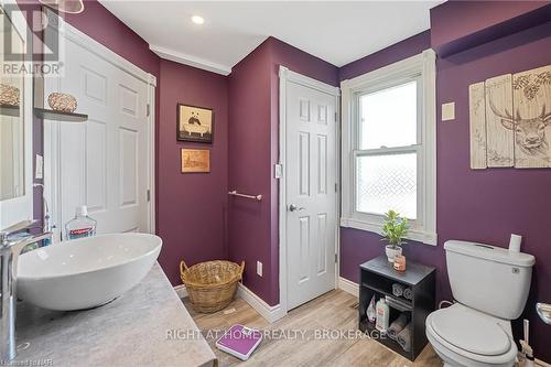 6423 Barker Street, Niagara Falls (216 - Dorchester), ON - Indoor Photo Showing Bathroom