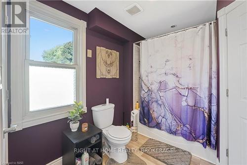 6423 Barker Street, Niagara Falls (216 - Dorchester), ON - Indoor Photo Showing Bathroom