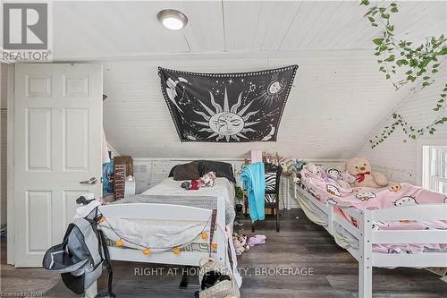 6423 Barker Street, Niagara Falls (216 - Dorchester), ON - Indoor Photo Showing Bedroom