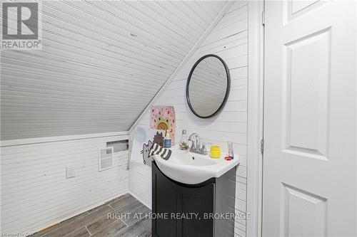 6423 Barker Street, Niagara Falls (216 - Dorchester), ON - Indoor Photo Showing Bathroom