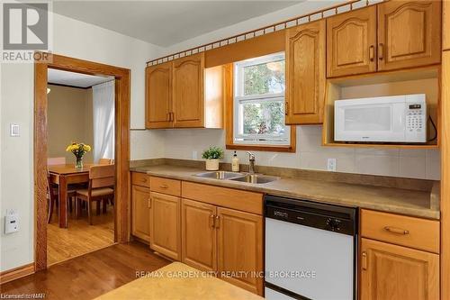 168 Thorold Road, Welland (767 - N. Welland), ON - Indoor Photo Showing Kitchen With Double Sink