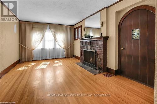 168 Thorold Road, Welland (767 - N. Welland), ON - Indoor Photo Showing Living Room With Fireplace