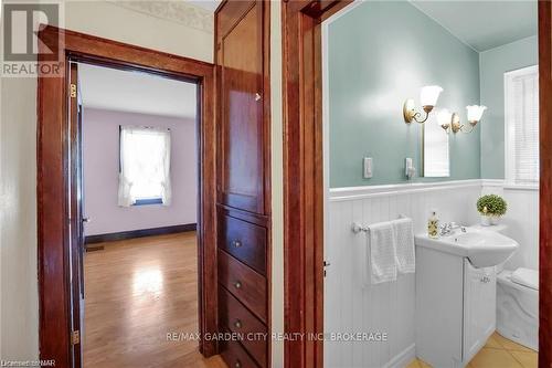 168 Thorold Road, Welland (767 - N. Welland), ON - Indoor Photo Showing Bathroom