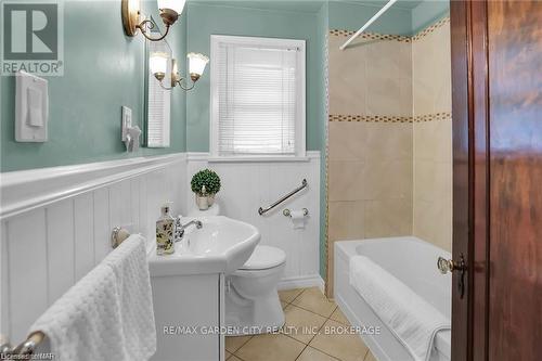 168 Thorold Road, Welland (767 - N. Welland), ON - Indoor Photo Showing Bathroom