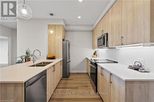 502 - 118 West Street, Port Colborne (878 - Sugarloaf), ON - Indoor Photo Showing Kitchen With Double Sink With Upgraded Kitchen