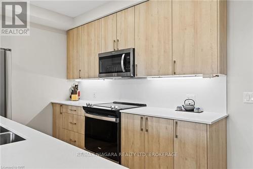 502 - 118 West Street, Port Colborne (878 - Sugarloaf), ON - Indoor Photo Showing Kitchen