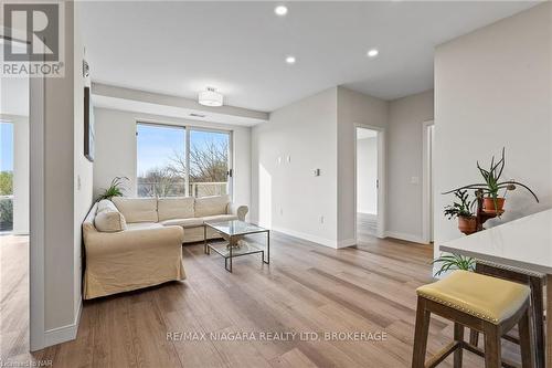 502 - 118 West Street, Port Colborne (878 - Sugarloaf), ON - Indoor Photo Showing Living Room