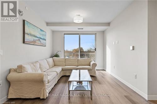 502 - 118 West Street, Port Colborne (878 - Sugarloaf), ON - Indoor Photo Showing Living Room