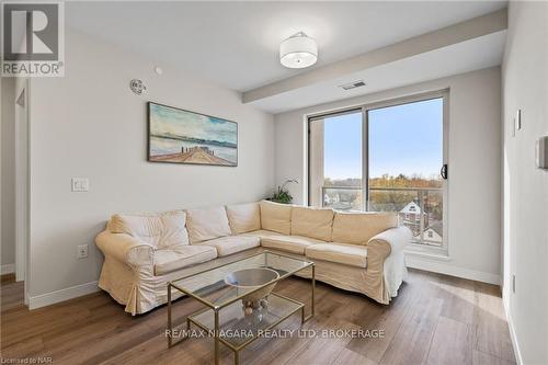 502 - 118 West Street, Port Colborne (878 - Sugarloaf), ON - Indoor Photo Showing Living Room