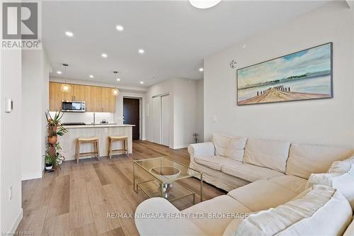 502 - 118 West Street, Port Colborne (878 - Sugarloaf), ON - Indoor Photo Showing Living Room