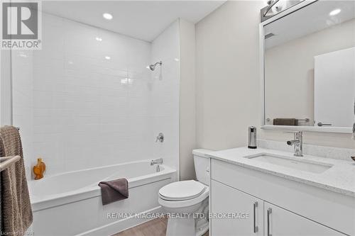 502 - 118 West Street, Port Colborne (878 - Sugarloaf), ON - Indoor Photo Showing Bathroom