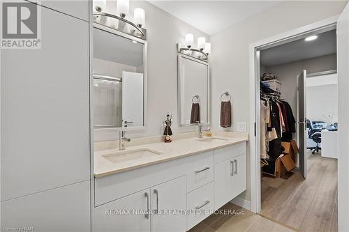 502 - 118 West Street, Port Colborne (878 - Sugarloaf), ON - Indoor Photo Showing Bathroom