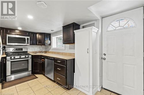 3565 Hendershot Drive, Fort Erie (328 - Stevensville), ON - Indoor Photo Showing Kitchen