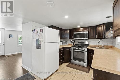 3565 Hendershot Drive, Fort Erie (328 - Stevensville), ON - Indoor Photo Showing Kitchen