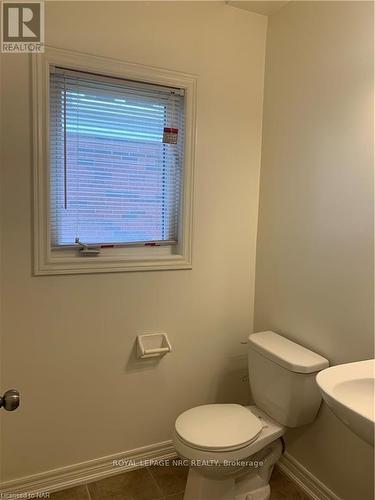 8817 Kudlac Street, Niagara Falls (219 - Forestview), ON - Indoor Photo Showing Bathroom