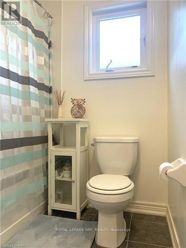 8817 Kudlac Street, Niagara Falls (219 - Forestview), ON - Indoor Photo Showing Bathroom