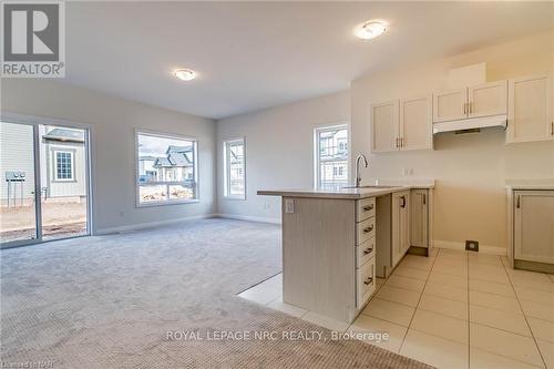 20 Garrison Road, Fort Erie (333 - Lakeshore), ON - Indoor Photo Showing Kitchen