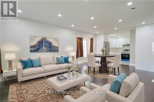 4492 Morrison Street, Niagara Falls (210 - Downtown), ON - Indoor Photo Showing Living Room