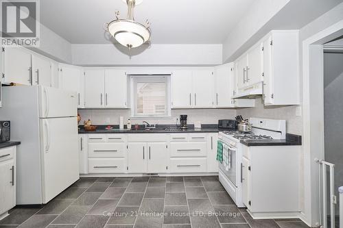 235 Phipps Street, Fort Erie (332 - Central), ON - Indoor Photo Showing Kitchen