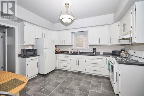 235 Phipps Street, Fort Erie (332 - Central), ON - Indoor Photo Showing Kitchen