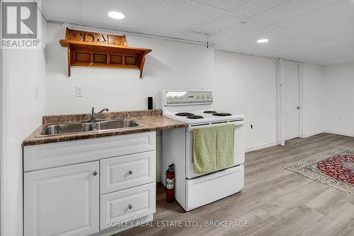 209 Eastchester Avenue, Niagara-On-The-Lake (104 - Rural), ON - Indoor Photo Showing Kitchen With Double Sink